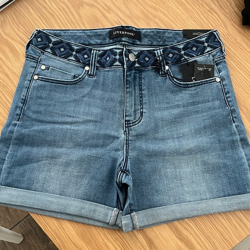 NWT adorable Liverpool shorts with belt pattern (8/29)